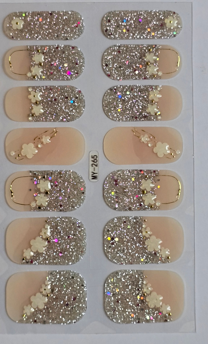 Peachy Perfection: Glitter Nails for a Sweet Touch